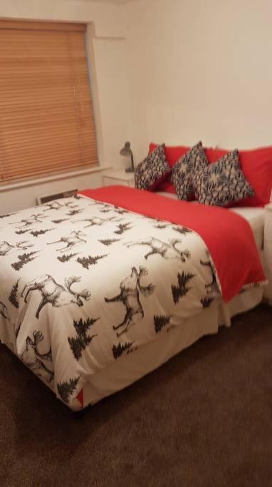 Central 2 Bed, 2 Bathrooms, Ground Floor Apartment With Parking Bishop's Stortford Extérieur photo